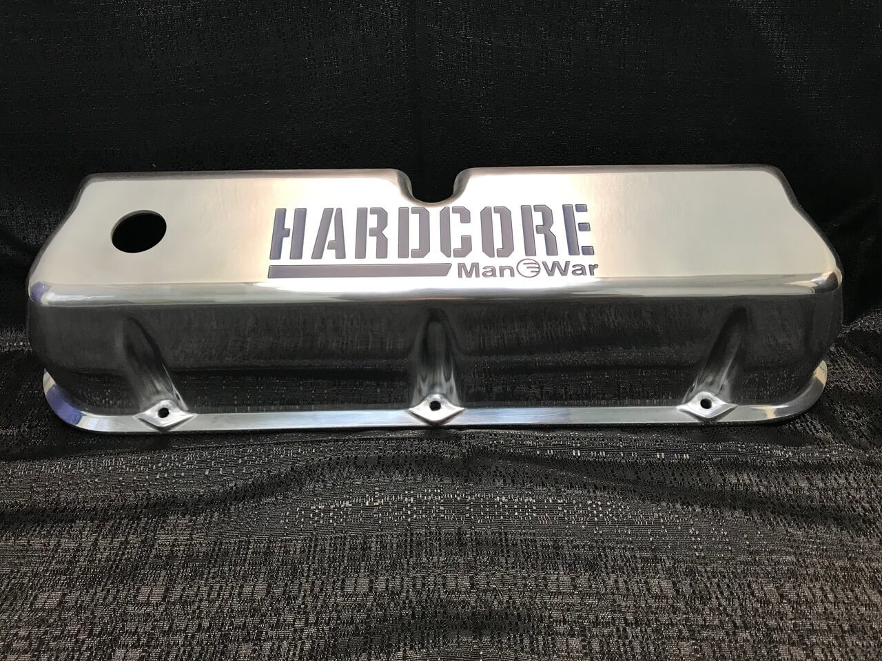 BMP D70870 - Valve Covers Ford Small Block "HARDCORE Manowar" Logo Diecast Polished